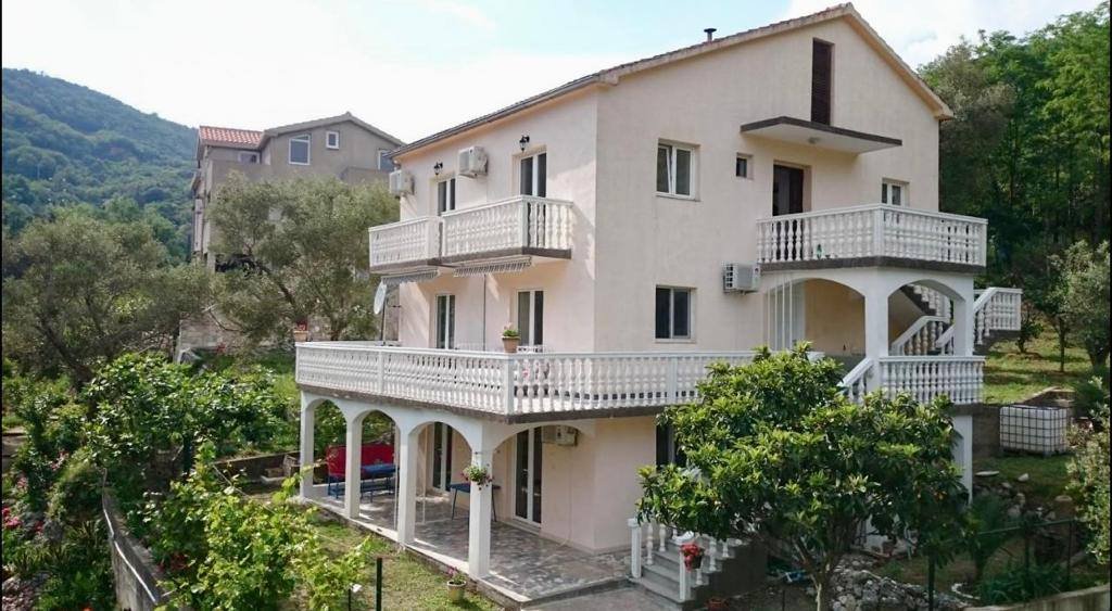 Svestrana vila od 288 m² sa potencijalom za mini-hotel/gostinjsku kuću u Budvi