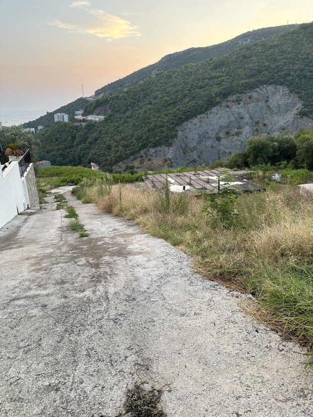 Scenska parcela od 905 m² sa zgradom od 80 m² sa pogledom na more i planine