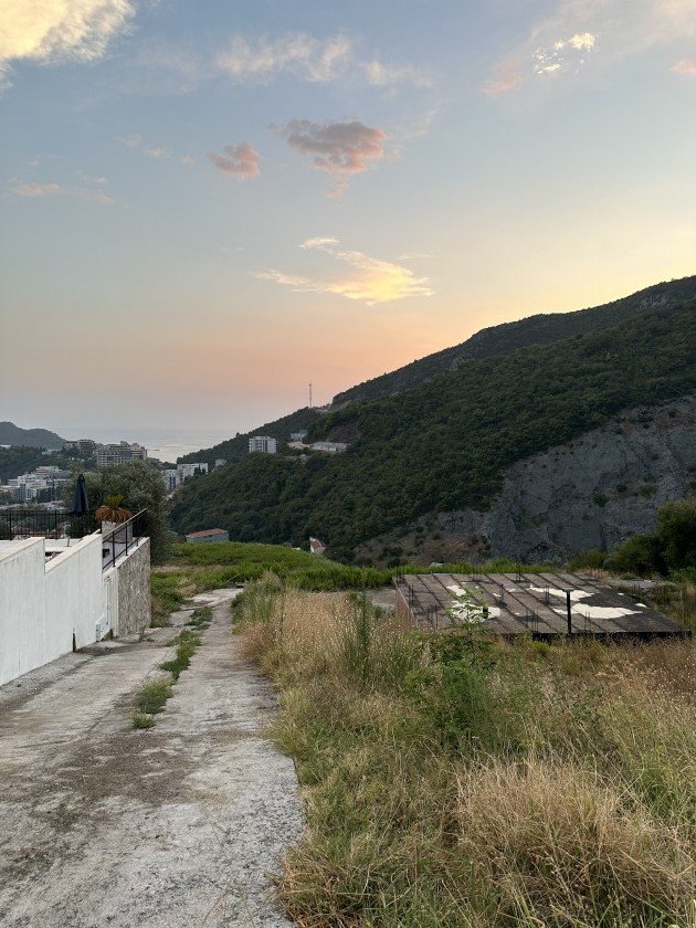 Scenska parcela od 905 m² sa zgradom od 80 m² sa pogledom na more i planine