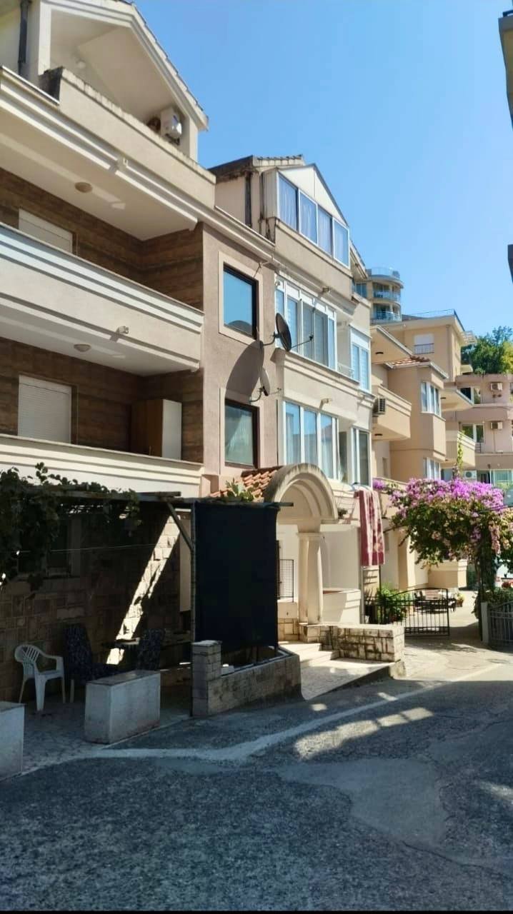 Dvosoban stan 61 m² s tri terase, na pješačkoj udaljenosti od plaže.