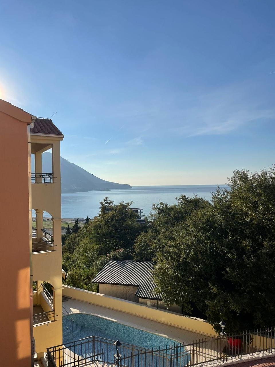 Na prodaju dizajnerski dvosoban stan, 60 m², s pogledom na more, Bečići