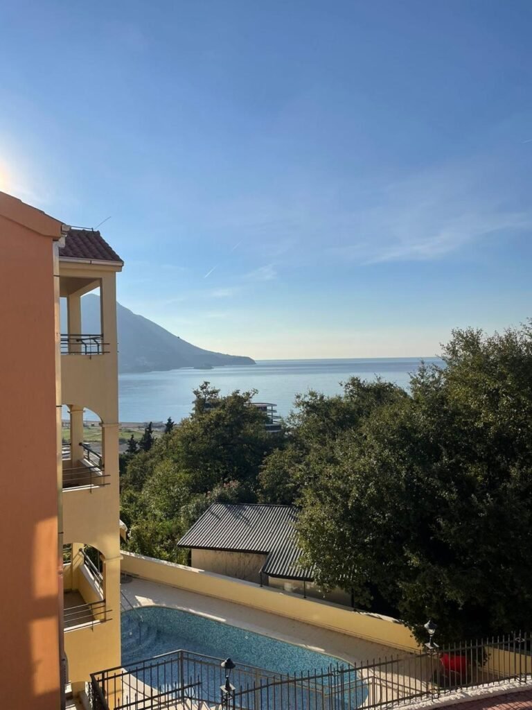 Na prodaju dizajnerski dvosoban stan, 60 m², s pogledom na more, Bečići